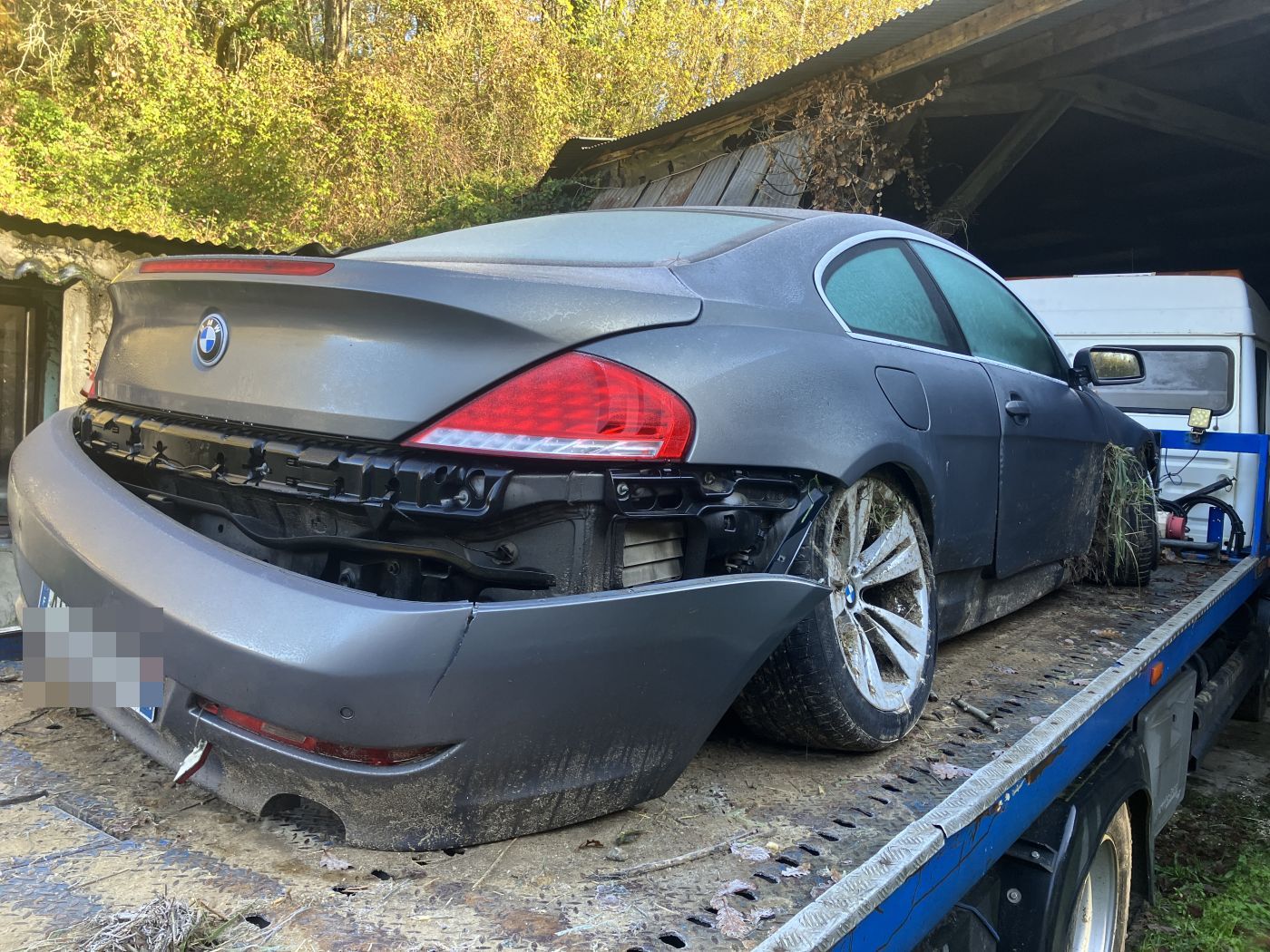 BMW chargée sur notre plateau pour un enlèvement à domicile